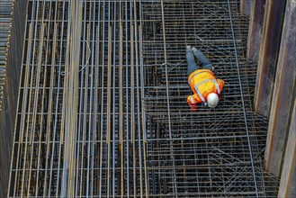 Work on the steel mesh of the foundation of the new Karl Lehr Bridge in the port of