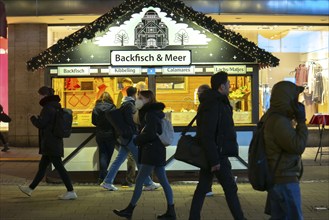 Pre-Christmas season, Christmas market in the city centre of Essen, Kettwiger Straße, stalls, snack