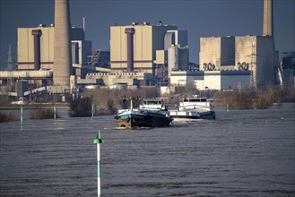 Cargo ships on the Rhine near Rheinberg, in the background the decommissioned Voerde coal-fired