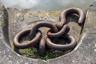 Hook for mooring ships and boats to a quay wall