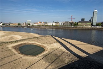 Rhine at Düsseldorf, extremely low water, Rhine level at 81 cm, tendency falling, after a long