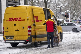 Winter in Frankfurt, DHL delivery vehicles, parcel service, in the banking district, Hesse,