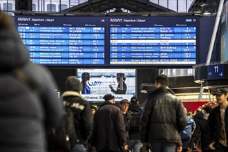 Display boards at Hamburg central station, evening rush hour, in front of another GDL, train driver