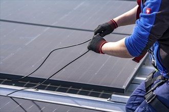 Installation of solar modules on the roof of a commercial enterprise, over 400 photovoltaic modules