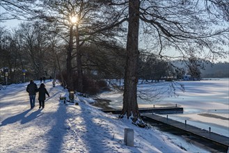 Winter in the Ruhr area, Lake Baldeney, snow-covered, partly frozen lake, lakeside path, Essen,