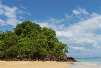 Lonely beach on Koh Yao Noi, beach holiday, beach landscape, rocks, forest, rainforest, sea, dream