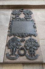 This stone slab with bronze fittings (1609) in front of the high altar closes the old entrance to