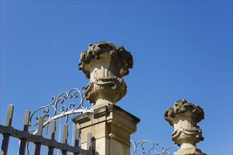 Stadion Castle Bönnigheim, detail, wall end, decorative element on wall, fence, vase-like stone