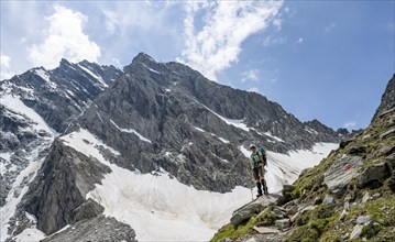 Mountaineer in front of rocky mountains, summit KLeiner Mörchner, descent from the Nördliche