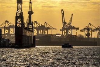 Port of Hamburg, view of the Blohm + Voss shipyard, evening, cranes of the container terminals,