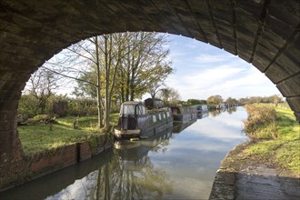 Narrowboats at Ladies bridge, Kennet and Avon canal, Wilcot, near Woodborough, Wiltshire, England,