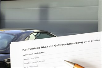 Symbolic image: Purchase contract with car key