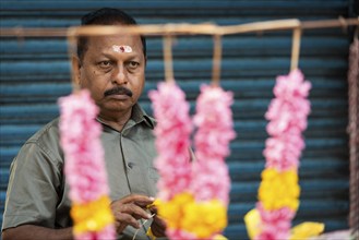 Flower seller, flower garlands, Alappuzha or Alleppy, Kerala, India, Asia