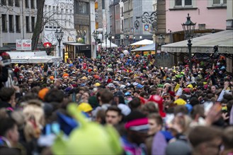 Rose Monday parade in Düsseldorf, after the parade thousands of people in the old town, in the