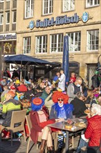 Rose Monday in Cologne, street carnival, on the Heumarkt, despite Corona, several thousand Jecke