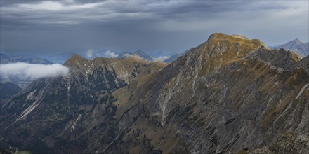 Mountain panorama from the Nebelhorn, 2224m, to the Rotspitze, 2034m, Kleiner Daumen, 2197m, Großer