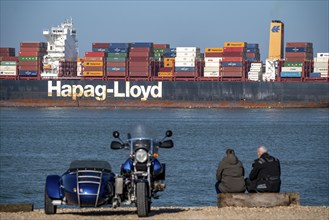 Container freighter Al Manamah, owned by Hapag-Lloyd, and VALPARAISO EXPRESS, leaving the harbour