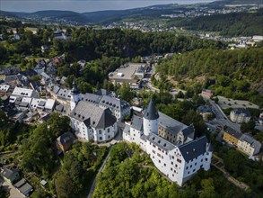 Schwarzenberg/Erzgeb. is a large district town in the Erzgebirge district of Saxony. Built in the