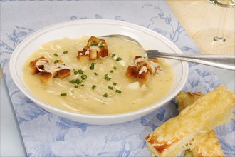 Baden cuisine, South German cuisine, Baden onion soup with crackers, croutons, pieces of bread