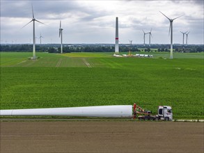 Transport of a 70 metre long rotor blade, construction of a wind power plant in a wind farm near