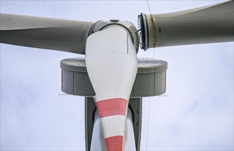 Erection of a wind turbine, wind energy plant, assembly of the third blade, with a crawler lattice