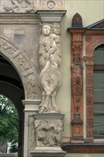 Figures at the entrance portal of the former Fürstenhof, now the district court, Vor dem Fürstenhof