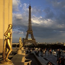 Blick vom Trocadéro mit den goldenen Statuen und Blick auf den Eiffelturm, Paris, Frankreich