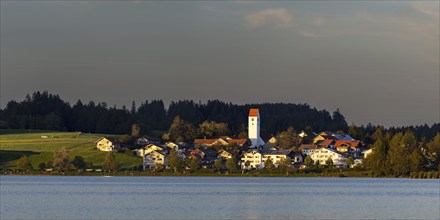 Lake Hopfensee, behind it Hopfen am See, near Füssen, Ostallgäu, Allgäu, Bavaria, Germany, Europe