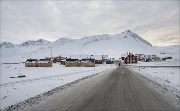 Road in wintry landscape leads to research settlement, scientific settlement, Ny-Ålesund,