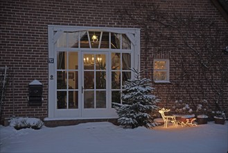 Europe Germany Lower Saxony Krs Stade, snow, farmhouse in winter, Christmas time, view into living