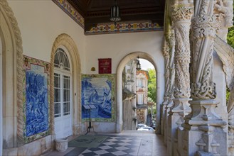 Ein reich verzierter Balkon mit blau-weißen Fliesenmosaiken und Bögen in historischer Architektur,