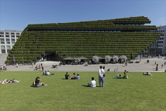 Ingenhoven Valley with sunbathing area in front of Kö-Bogen II, façade planted with 30, 000