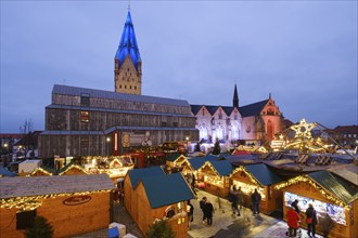 Christmas market stalls at the market, behind the Diocesan Museum and Paderborn Cathedral, Blue