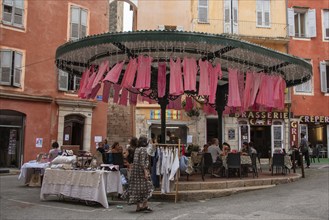 Street café in the old town, Grasse, Département Alpes-Maritimes, France, Europe