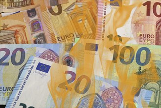 Symbolic image: Burning euro notes (euro banknotes) as a symbol of wasted money