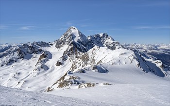 Mountain panorama, snow-covered mountain landscape in winter, summit of the Königsspitze and