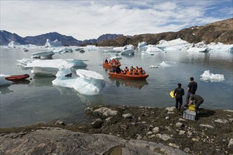 Motorboats on their way through icebergs to the Austrian polar station or polar research station