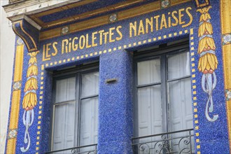 LES RIGOLETTES NANTAISES mosaic in blue and yellow on the façade of a house in the city centre of