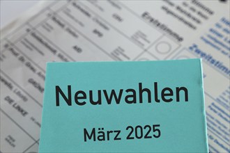 Symbolic image of new elections in Germany: Paper with the inscription NEUWAHLEN MÄRZ 2025 in front