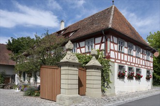 Court gate with vase attachments from 1774, on the right former Ebracher Schultheissenhof from