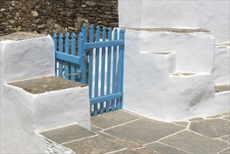 Traditional backyard with blue closed wooden rail and white walls