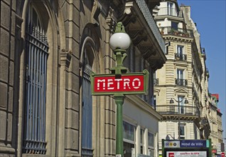 A typical metro sign on Paris street