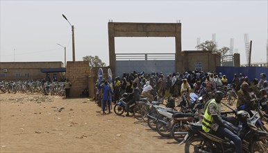 People waiting. Street scene in Ouagadougou, 05/03/2024