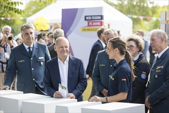 Olaf Scholz (Federal Chancellor, SPD) visits the THW (Federal Agency for Technical Relief) stand