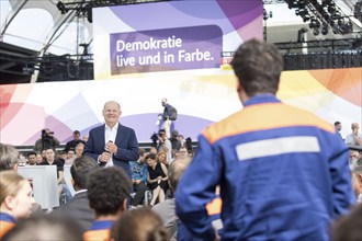 Olaf Scholz (Federal Chancellor, SPD) speaks to members of the Hamburg Fire Brigade at the Germany