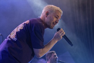 Johannes Strate, singer of Revolverheld live at the Potsdamer Stadtwerkefest, 13.07.2024