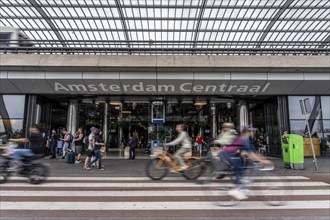 Cycle path, cycle motorway, on De Ruijterkade, at Amsterdam Centraal station, Amsterdam,