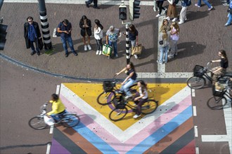 Pedestrian crossing, intersection at Lange Viestraat, markings for cars and bicycles, green phase