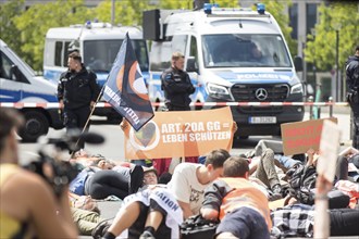 Last Generation activists with banner on Article 20A of the Basic Law = protecting life in front of