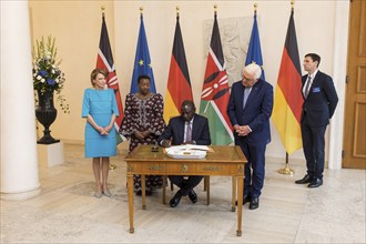 William Samoei Ruto (President of the Republic of Kenya) signing the guest book, behind him Elke